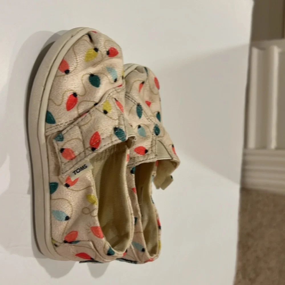 TOMS Belmont Toddler Girl Slip On Shoe Cream Christmas Light Bulb US7 - Picture 5 of 15